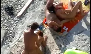 2 gars tirer les film porno de jeune gay filles sur la plage et baiser
