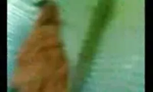 Minet suce la bite et se masturbe dans xxx gay jeune la douche