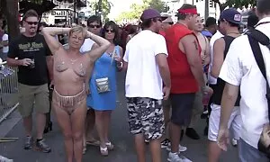 Lusty Poussin travaille avec deux bites video gay poilu gratuit