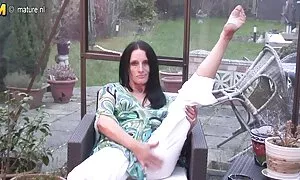 Douce brune fille se déshabille sex film porno gay devant webcam