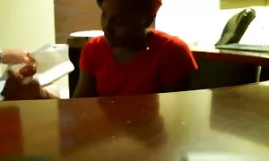 Mignon et film porno jeune gay corné asiatique fille baisée avec une jouet