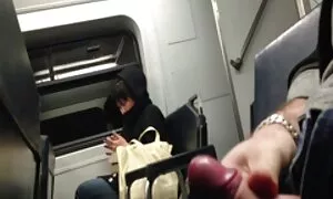 Brune chaude baisée extrait video gay avec un double poing dans les menottes