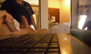 Femme film gay pornographique chaude aime faire des fellations et avaler