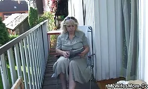 Busty Office Milf éjacule film pornos gay quand elle vient à la maison
