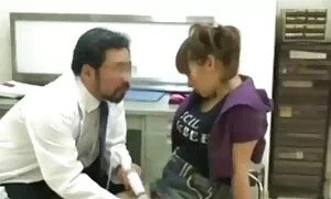 Couguar japonais sur extrait vidéo gay gratuit ses genoux prêt pour le plaisir