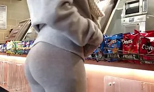 Brune bouche bée par un gros gode film gay gratuit x noir